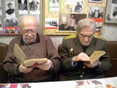 Советско-германский военный словарь в руках у ветеранов