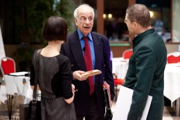 Игорь Гришин дарит Советско-германский военный словарь профессору Морису Саясу