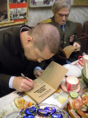 Uzspied, lai redztu pilna izmra attlu
